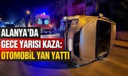Alanya’da gece yarısı kaza: Otomobil yan yattı