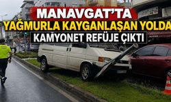 Manavgat’ta yağmurla kayganlaşan yolda kamyonet refüje çıktı