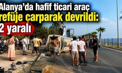 Alanya’da hafif ticari araç refüje çarparak devrildi: 2 yaralı