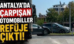 Kepez’de iki otomobil çarpıştı, araçlar refüje çıktı