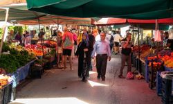 Alanya pazarlarında alarm: Esnaf fiyat düşürüyor, vatandaş yine alamıyor