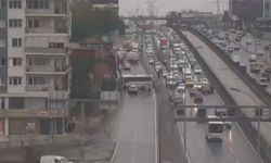 Servis midibüsü iş yerinin duvarına çarptı