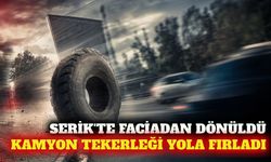 Serik'te kamyondan kopan tekerlek tabelaya çarptı