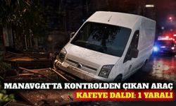 Manavgat'ta kafeye araç çarptı: 1 yaralı