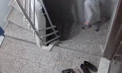 Komşusunun kapısına matkapla saldırdı