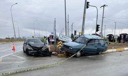 Kavşakta feci kaza: 2 ölü, 8 yaralı