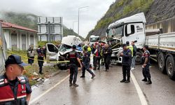 Tünel çıkışında TIR ile yolcu minibüsü çarpıştı: 1 ölü, 11 yaralı