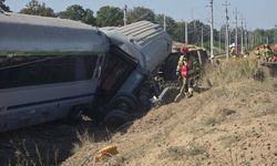 Tren kamyonla çarpışıp raydan çıktı: 1 ölü, 19 yaralı