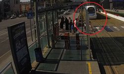 Faciayı son anda önledi: Küçük kızı tramvayın önünden böyle kurtardı