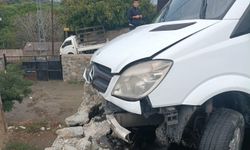 Okul servisi duvara çarptı