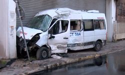 Servis minibüsü ile atık kamyonu çarpıştı: 2 yaralı