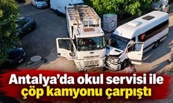 Antalya’da okul servisi ile çöp kamyonu çarpıştı