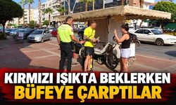 Manavgat’ta kırmızı ışıkta bekleyen motosiklet büfeye çarptı