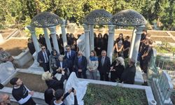 Sanat Güneşi Zeki Müren unutulmadı: Vefatının 30’uncu yılında kabri başında anıldı
