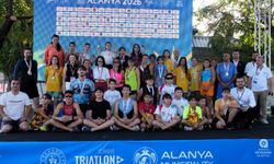 Alanya Triatlonu'nda bir ilk! Aileler yarıştı, sahiller renkli görüntülere sahne oldu