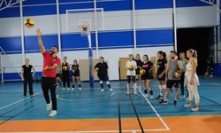 Alanya’da voleybolun yaşı yok: Yetişkinler filede buluşuyor