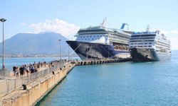 Alanya Limanı’na çifte kruvaziyer sürprizi! 2 bin 400 turist bir günde ilçeye akın etti