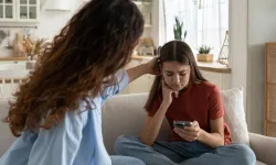 Çocuğuna erken yaşta akıllı telefon veren aileler dikkat!
