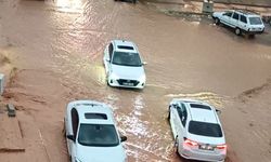 Sağanak hayatı felç etti! Yollar çöktü, araçlar mahsur kaldı