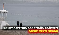Konyaaltı'nda sağanak yağışa rağmen deniz keyfi sürdü