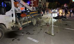 Motosiklet vinçle çarpıştı: 21 yaşındaki genç hayatını kaybetti