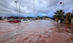 Antalya'da felaket gibi yağış! Demre'yi sel vurdu, araçlar yollarda mahsur kaldı