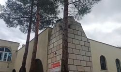 Kuvvetli rüzgar minareyi devirdi: Evin damına düştü