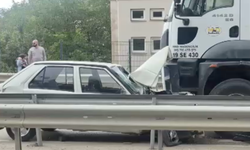 Kamyonun altına giren otomobilden yara almadan çıktılar