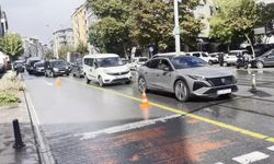 Yasak yerden dönen minibüse tramvay çarptı: 4 yaralı