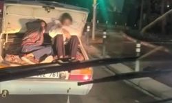 Trafikte akılalmaz görüntü! 2 çocuğu otomobilin bagajında taşıdılar