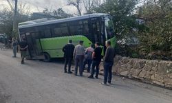 Halk otobüsü duvara çarptı! 10 yolcu yaralandı