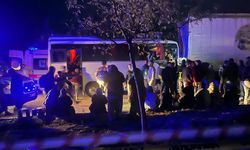 Tarım işçilerini taşıyan midibüs TIR'a çarptı: 17 yaralı