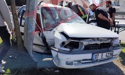 Alanya’da otomobil direğe çarptı: 1 yaralı, sürücü kaçtı
