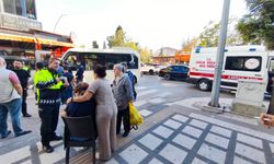 Minibüsün çarptığı 2 kadın yaralandı