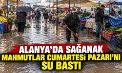 Alanya’da sağanak Mahmutlar Cumartesi Pazarı’nı su bastı