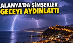 Alanya'da şimşekler geceyi aydınlattı