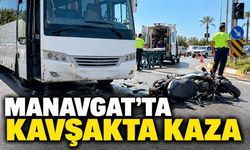 Manavgat’ta servis otobüsüyle motosiklet çarpıştı: 1 yaralı