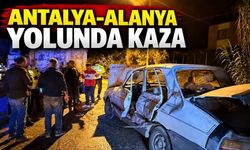 Antalya-Alanya yolunda otomobil kamyona çarptı: 3 yaralı