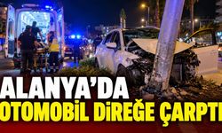 Alanya'da otomobil aydınlatma direğine çarptı: 1 yaralı