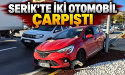 Serik'te Sanayi Kavşağı'nda iki otomobil çarpıştı: 1 yaralı