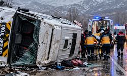 Hakkari'de Öğrenci Servisi Devrildi! 10 Öğrenci Yaralandı