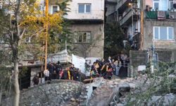 Zonguldak’ta 3 katlı bina çöktü! Bir kişi kurtarıldı, enkaz altında kadın var