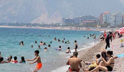 Bugünleri çok bekledik! Antalya'nın dünyaca ünlü sahili doldu