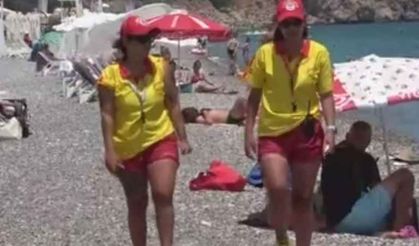 Antalya'da kadın cankurtaranı görenler boğulma numarası yaptı