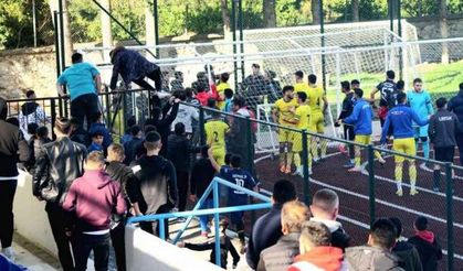 Maçtan sonra saha karıştı! Taraftarlar sahaya girdi