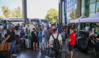 Antalya'da eğitim görecek üniversite öğrencilerine otogarda özel karşılama