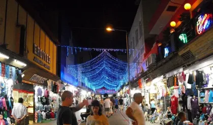 Alanya akşamları renklendi: Yeni gece pazarı ziyaretçilerini ağırlıyor