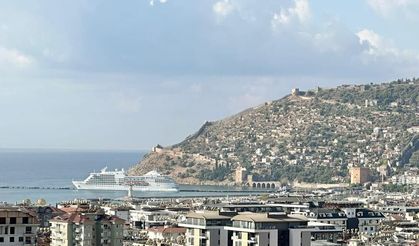 Lüks Kruvaziyer 'Seven Seas Navigator' Alanya Limanı'na Demirledi