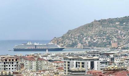 Alanya, dev kruvaziyer Oosterdam'ı ağırlıyor