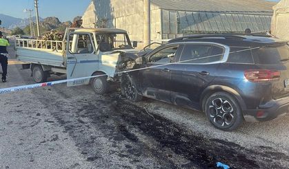 Serik'te otomobil kamyonetle kaza yaptı: 3 yaralı